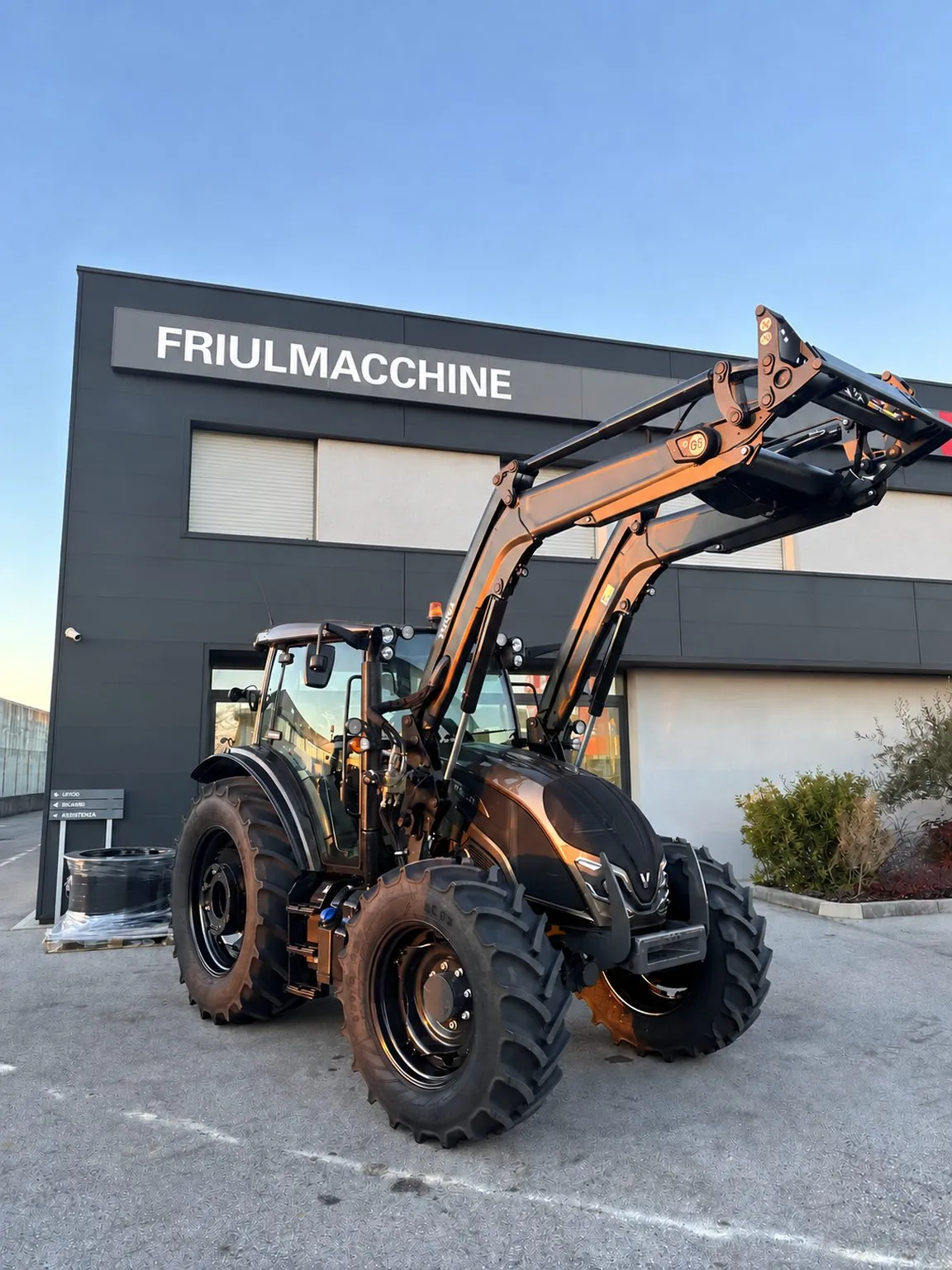 Valtra con caricatore frontale davanti alla sede Friulmacchine Srl