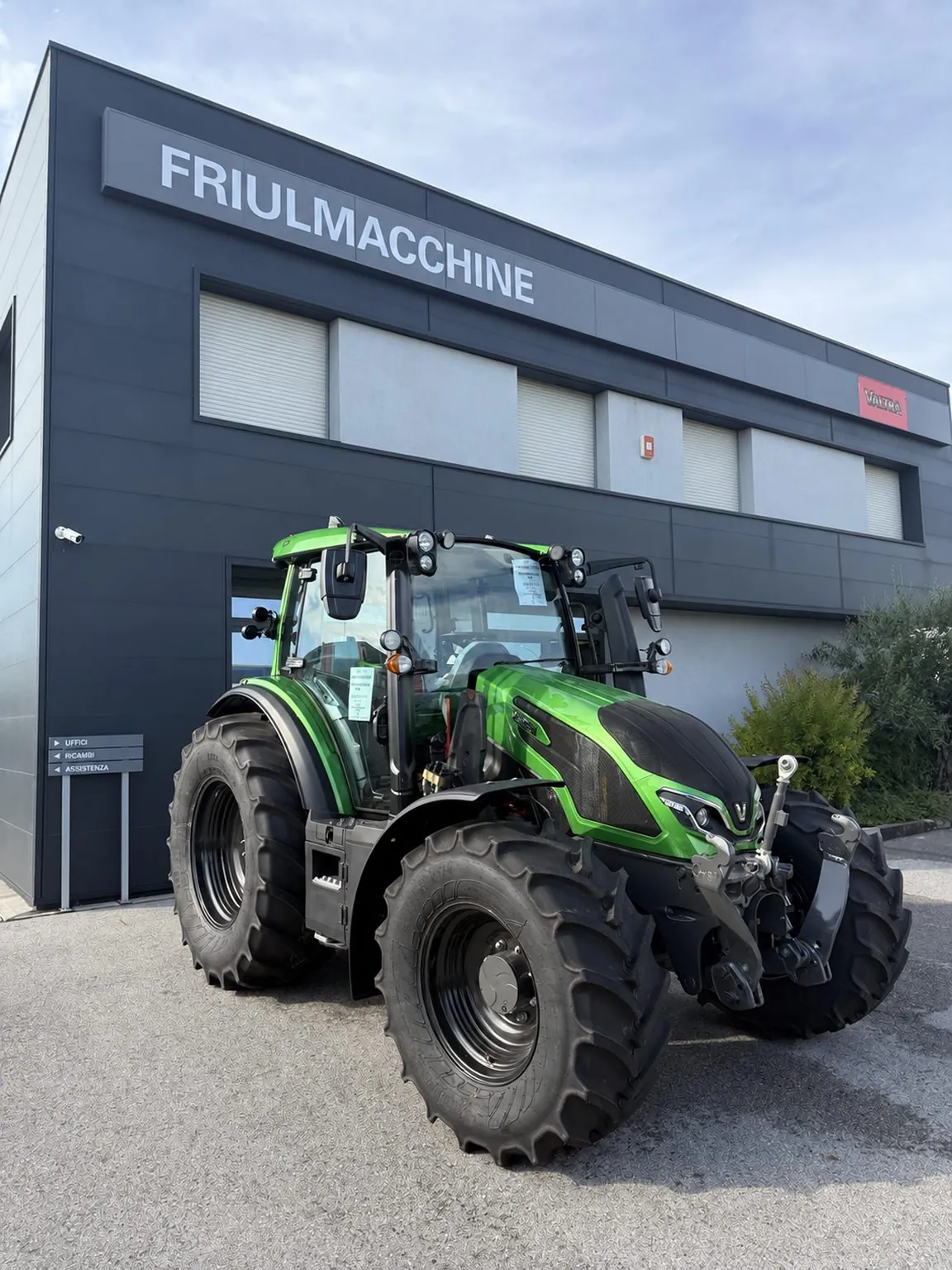Valtra verde davanti alla sede Friulmacchine