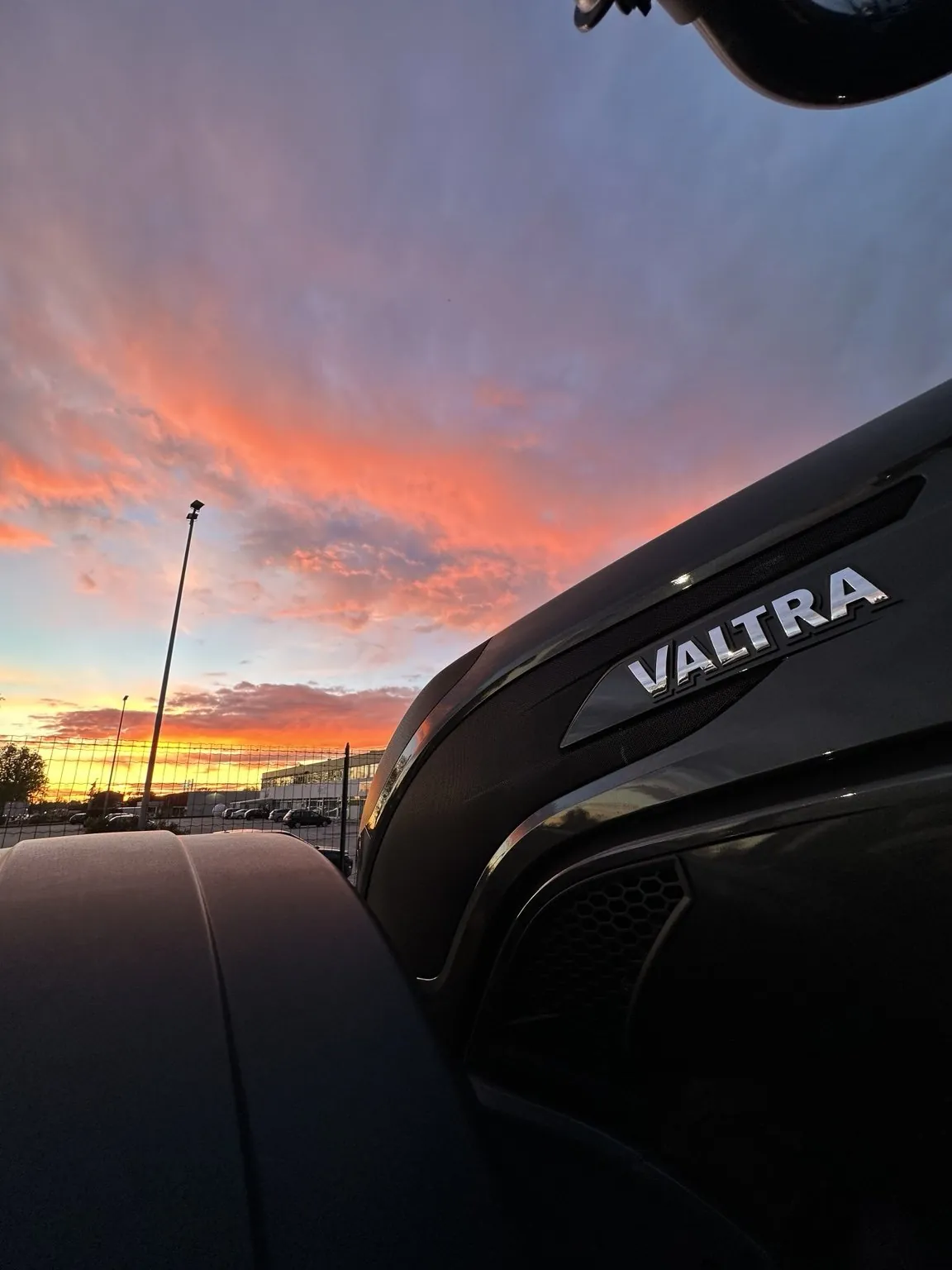 Dettaglio del cofano Valtra al tramonto presso Friulmacchine