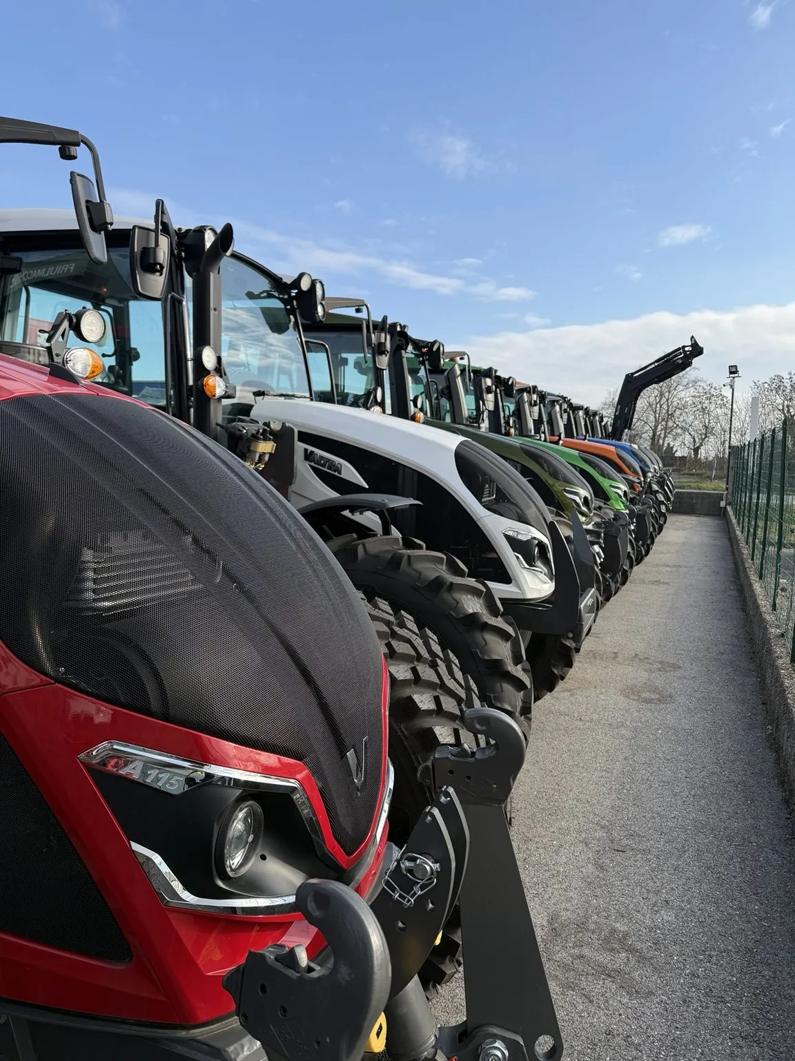 Trattori Valtra nel piazzale Friulmacchine